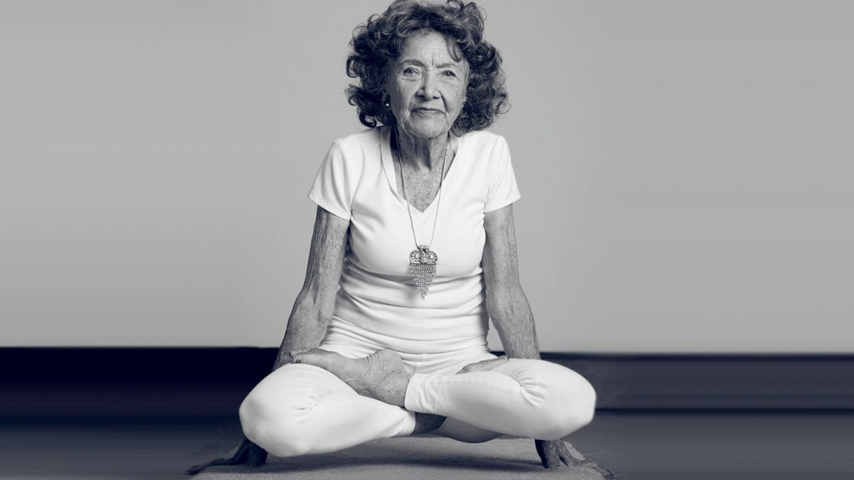 As vantagens do Yoga para os idosos, yoga em casa